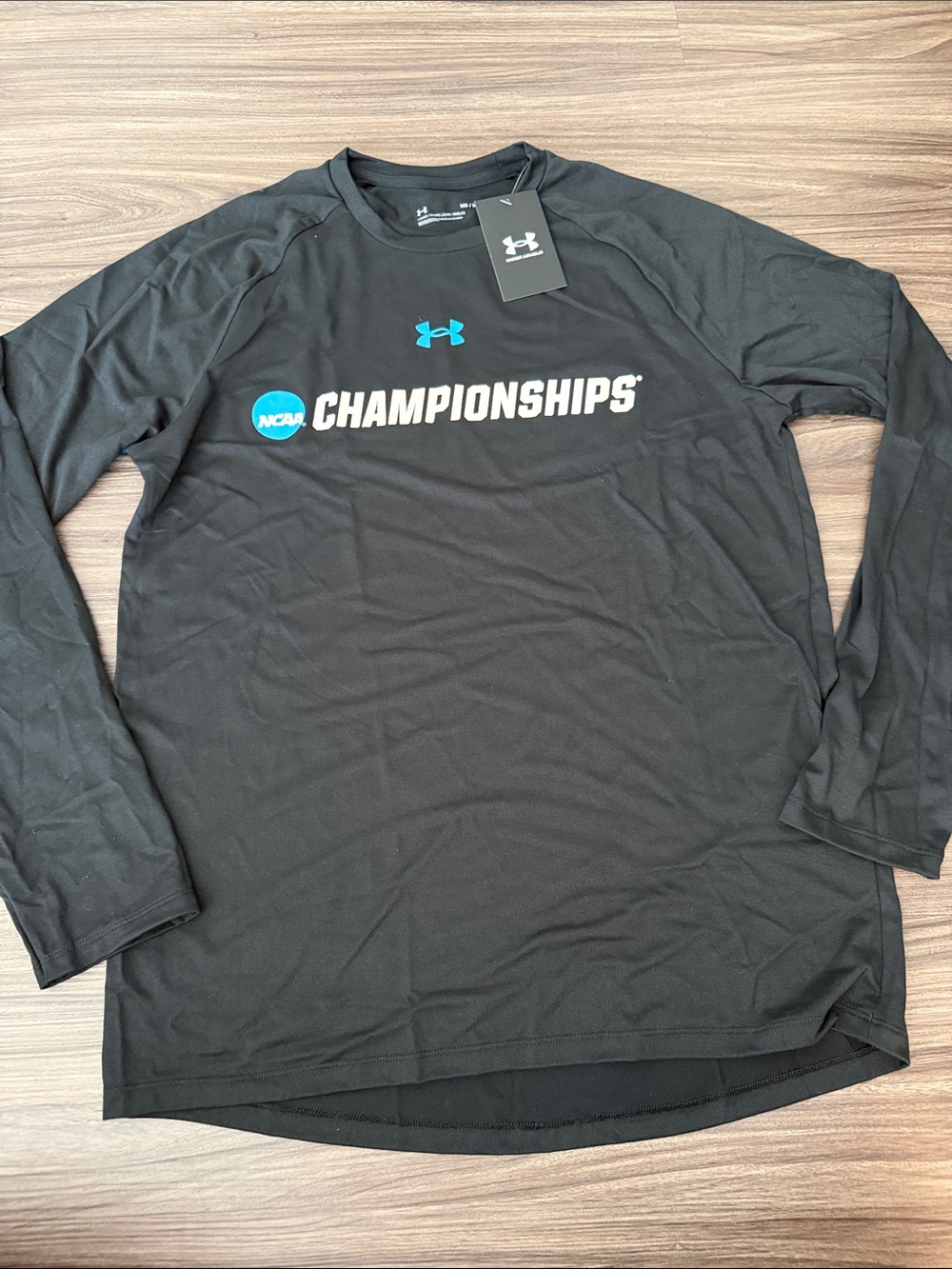 Under Armour Menโs Loose Fit Medium Black Long Sleeve NCAA Championships Shirt